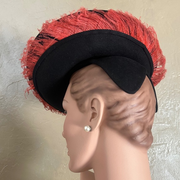 COMELY 1940s\' BLACK FELT TILT WIDE BRIM HAT WITH RED OSTRICH FEATHER TRIM main image 13